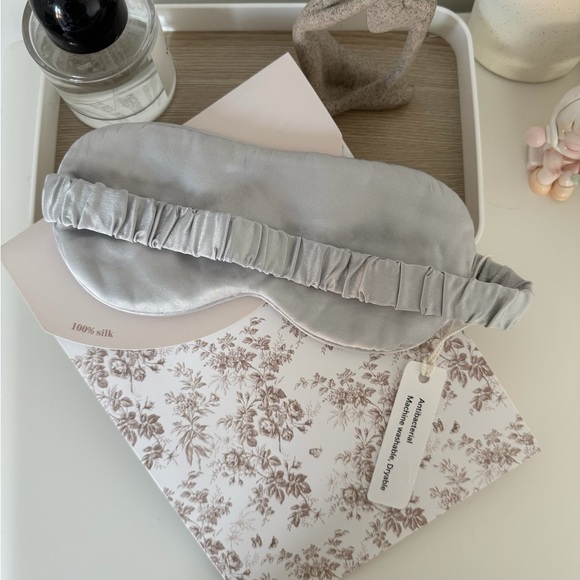Luxurious White Silk Sleep Mask - Picture 6 of 10